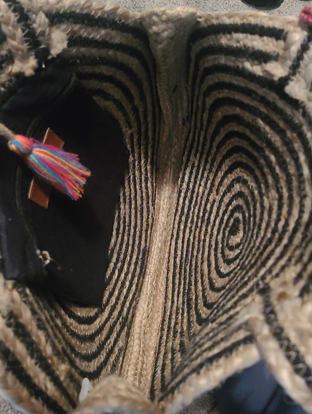 NEW NATURAL AND BLACK HANDWOVEN LARGE ROUND JUTE BAG WTH POMPOM/TASSELS - Picture 6 of 8